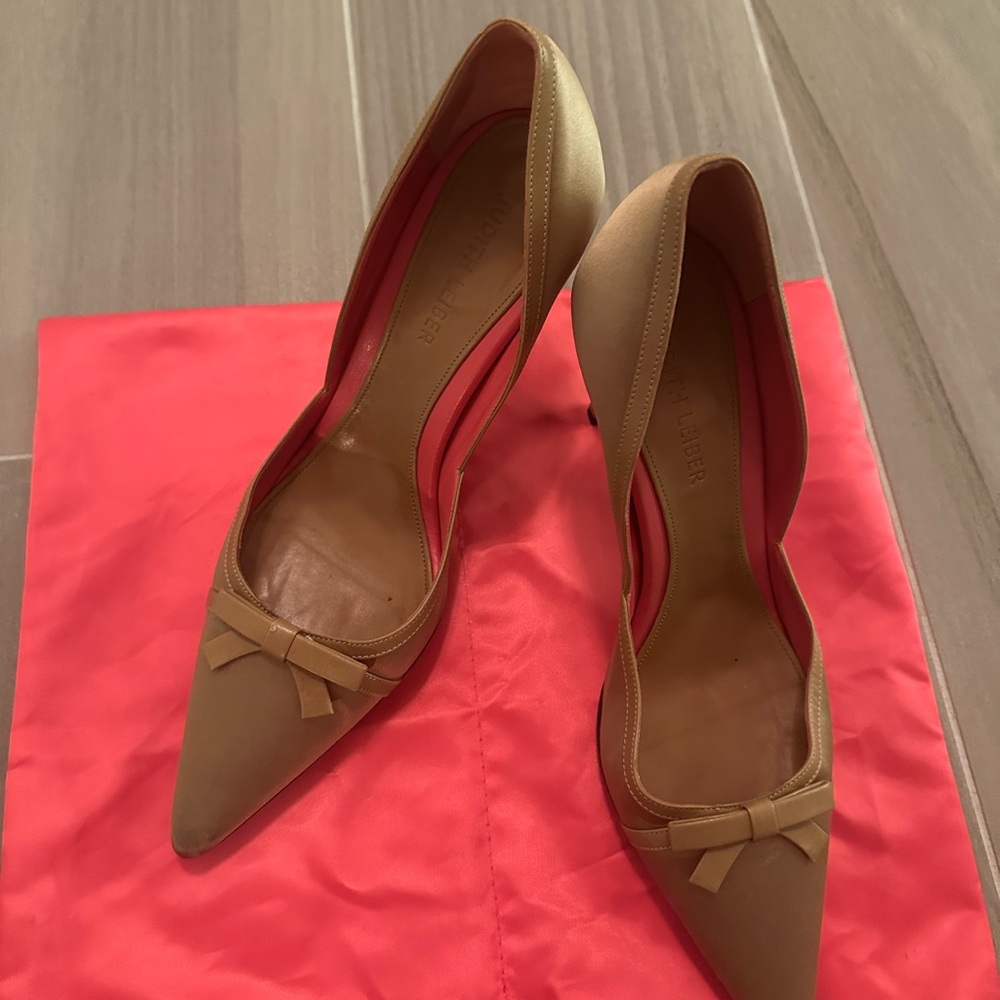 Judith Lieber D'Orsay Heels in Beige satin leather - just stunning size 9.5